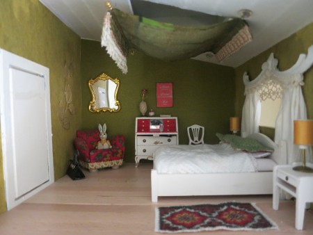 Sovrummet med takfönster som skärmas av från solen med än ännu ofodrad gardin